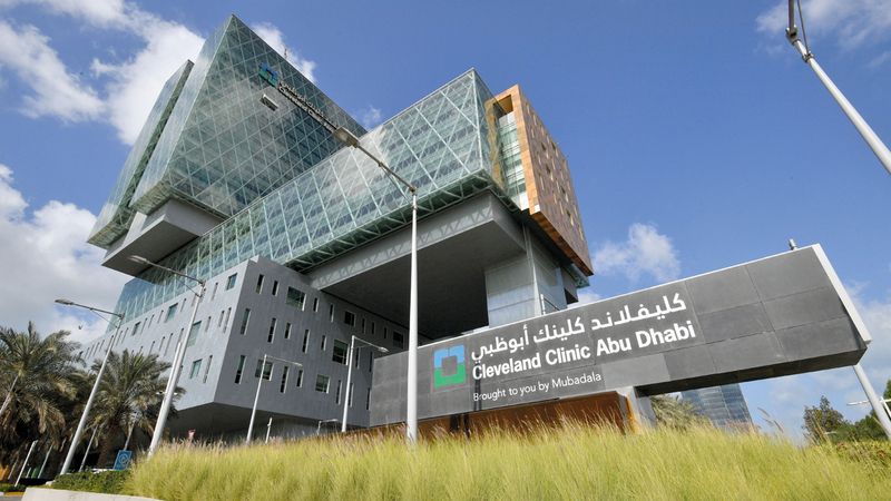 الامارات | إجراء أول جراحة استئصال خلوي بالروبوت في الإمارات لعلاج ورم نادر