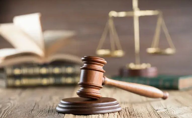 الامارات | استشارة قانونية..هل يستحق الموظف تعويضاً عن إصابته أثناء ذهابه للعمل؟