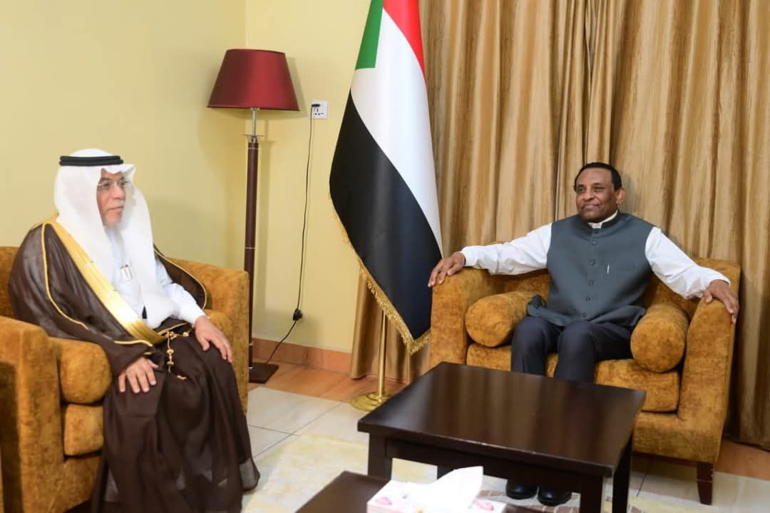 رئيس مجلس الوزراء يلتقي السفير السعودي ويؤكد إهتمام الحكومة بتعزيز العلاقات مع المملكة