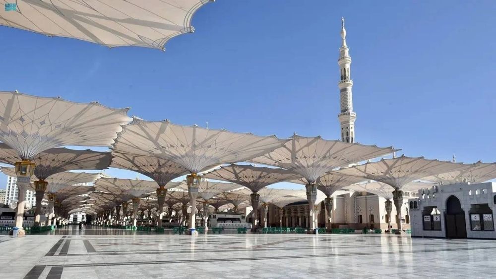 حجاج ذوي الشهداء والمصابين من القوات اليمنية يزورون المسجد النبوي