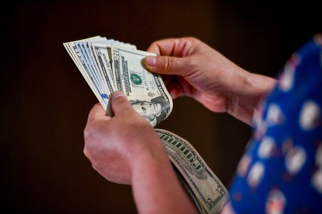 تراجع الدولار وسط محادثات تجارية أمريكية صينية