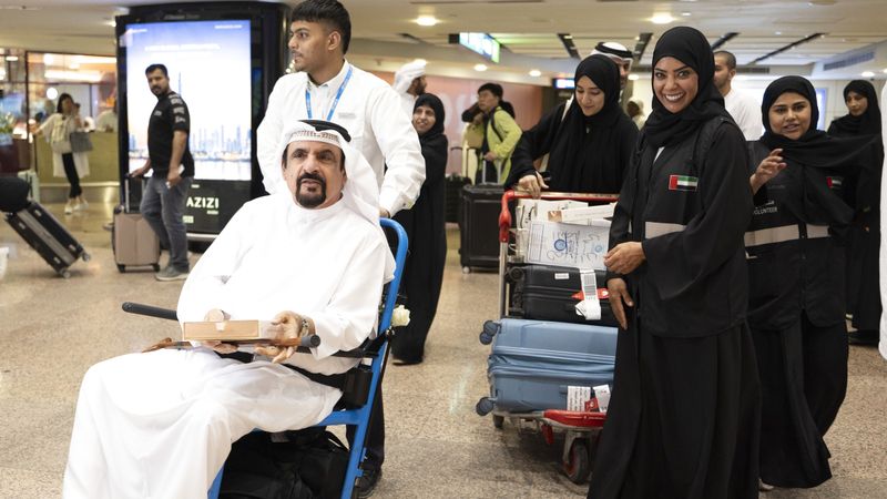 الامارات | حجاج الإمارات ينهون مناسك الحج ويبدأون الوصول إلى أرض الدولة