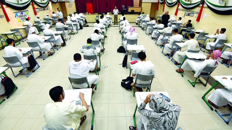 الامارات | امتحانات نهاية العام.. أمهات يُعلنّ «الطوارئ الأسرية».. وقروبات «واتس أب» لدعم الأبناء