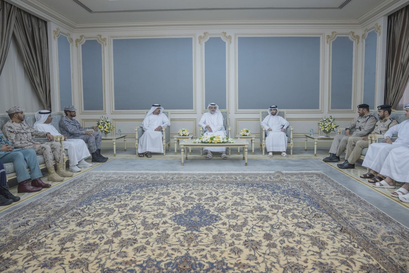الامارات | ولي عهد الشارقة يكرم الفرق المشاركة في إخماد حريق ميناء الحمرية