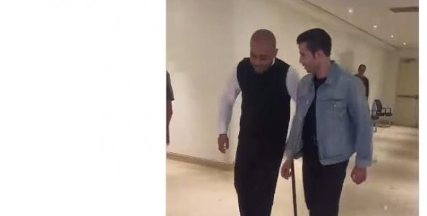 لماذا ظهر الفنان تامر عاشور بالعكاز في آخر حفلاته على المسرح؟