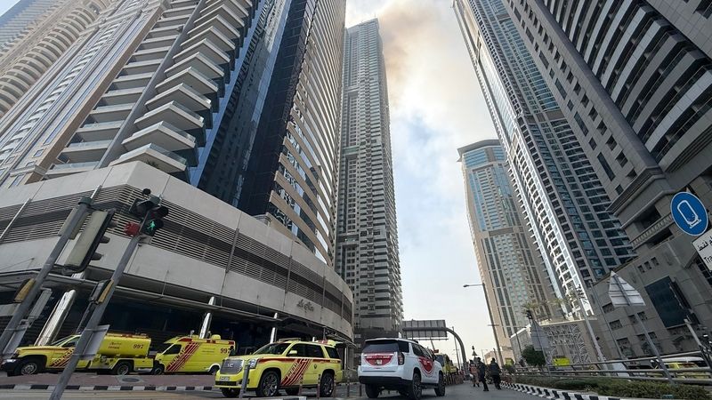 الامارات | «دفـــاع مدني دبي» يخلي 3820 شخصاً من 67 طابقاً.. ويسيطر على حريق برج في «المارينا»
