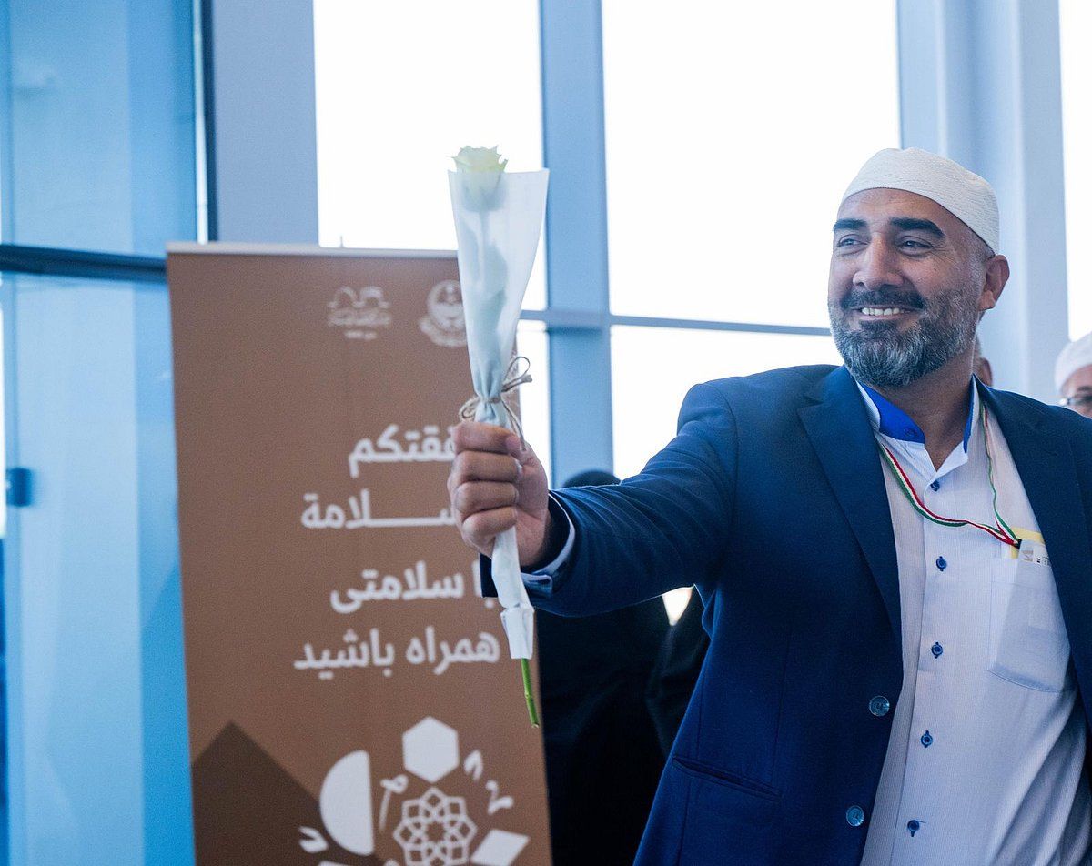 وصول الحجاج الإيرانيين إلى مطار عرعر استعدادًا لمغادرتهم برًّا عبر منفذ جديدة عرعر