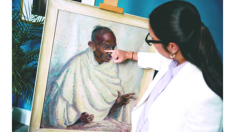 الامارات | مرسومة «حضورياً».. لوحة نادرة للمهاتما غاندي للبيع بمزاد في لندن
