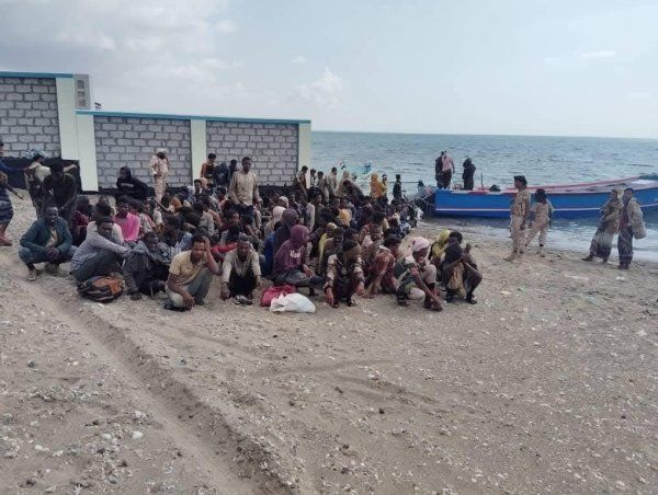 وصول قاربين على متنهما 350 مهاجراً إثيوبياً إلى سواحل شبوة