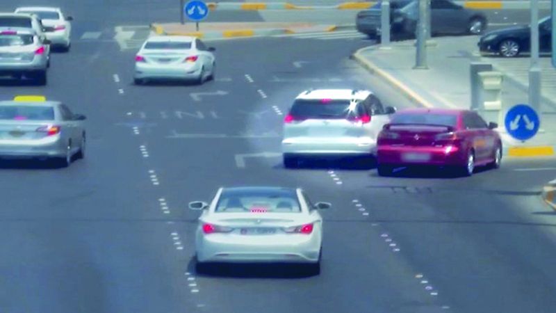 الامارات | متهورون ينتقلون بين المسارات بطريقة «بهلوانية» لتفادي الازدحام