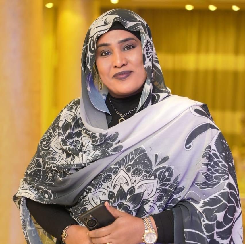 الصحفية والشاعرة داليا الياس: (عندي حاجز نفسي مع صبغة الشعر عند الرجال!! ولو بقيت منقطها وأرهب من الرهابة ذاتا مابتخش راسي ده!!)