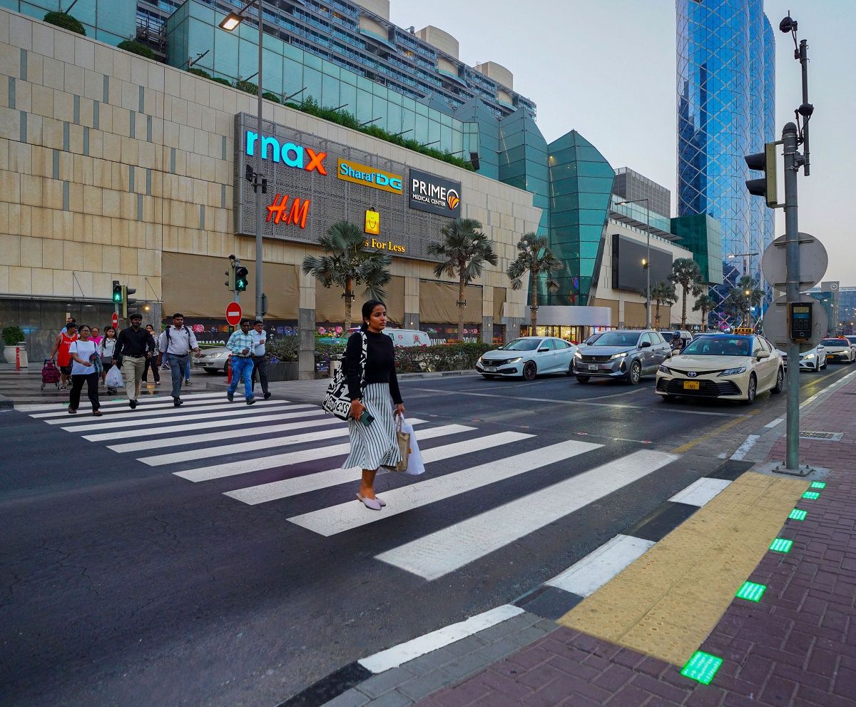 الامارات | "طرق دبي" تنجز المرحلة الـ2 من مشروع توسعة إشارات المشاة الذكية