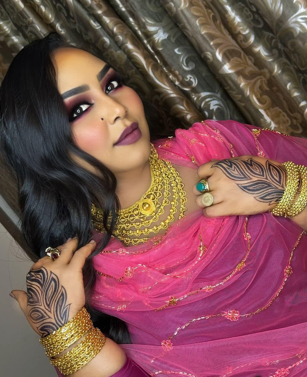 شاهد بالفيديو.. الفنانة هدى عربي تظهر بدون “مكياج” وتغمز بعينها في مقطع طريف مع عازفها “كريستوفر” داخل أستوديو بالقاهرة