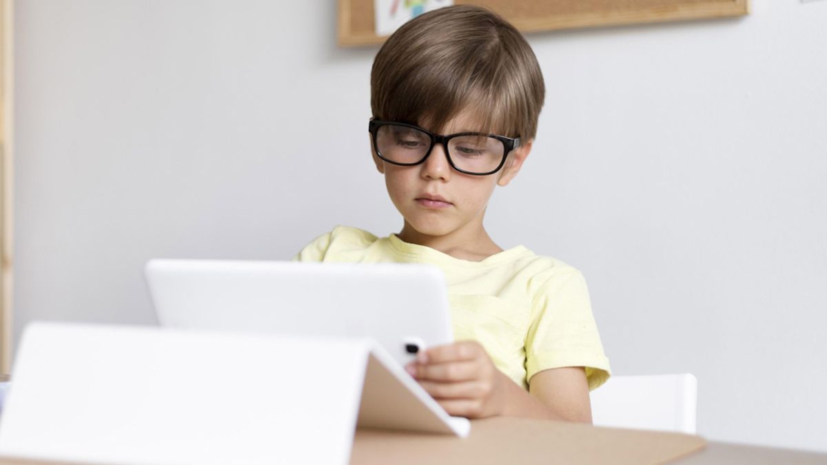 الامارات | جيل الأجهزة الذكية.. نظارات طبية تلازم وجوه الأطفال