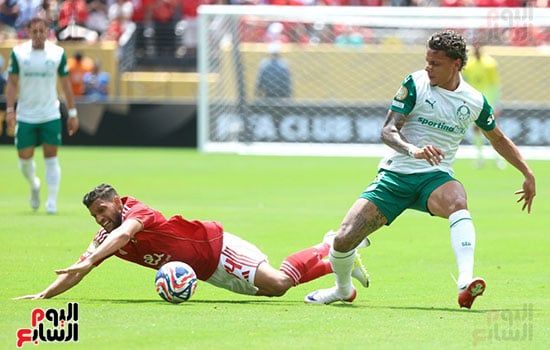 توقف اللعب في مباراة الأهلي وبالميراس لسقوط وسام أبو علي.. وعودة اللاعب