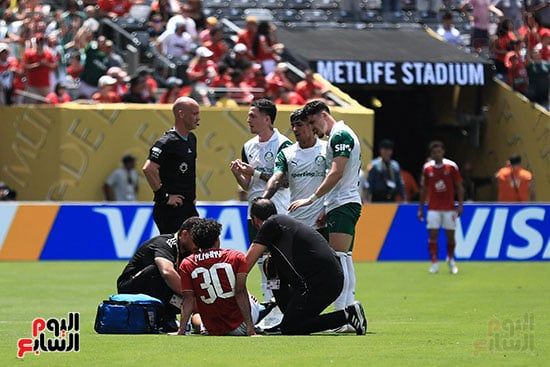 الـ VAR يلغي طرد لاعب بالميراس نتيجة الخشونة مع زيزو في مباراة الأهلي.. صور