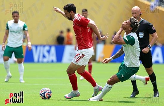 توقف اللعب في مباراة الأهلي وبالميراس لسقوط وسام أبو علي.. وعودة اللاعب