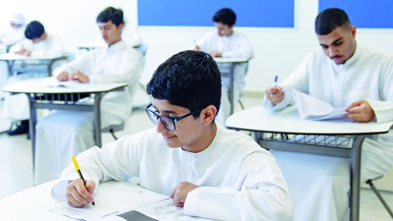 الامارات | طلبة الـ 12 «المتقدم والنخبة» يختتمون الامتحانات النهائية.. و«العام» يتقدمون لـ «الأحياء» اليوم