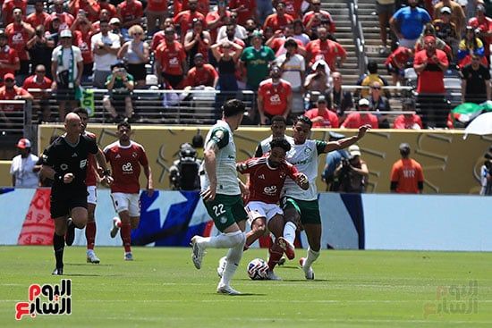 الـ VAR يلغي طرد لاعب بالميراس نتيجة الخشونة مع زيزو في مباراة الأهلي.. صور