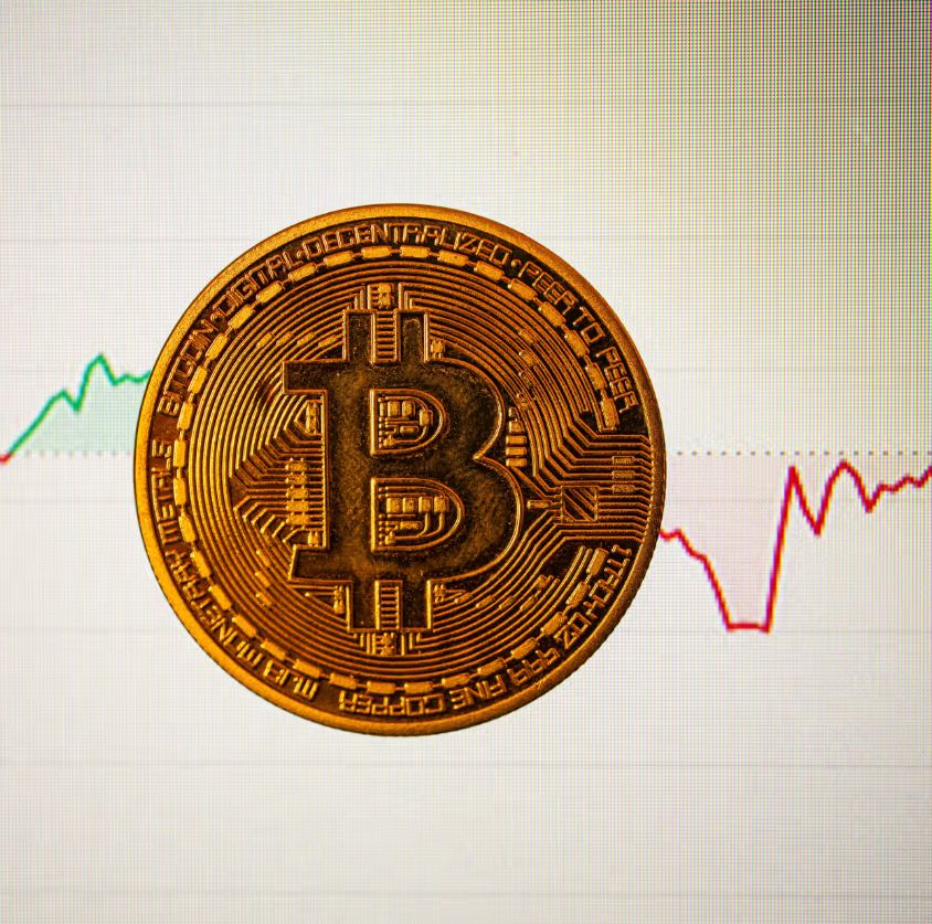 تذبذب سعر البيتكوين بين 100 و110 ألف دولار: نطاق سعري ضيق يعكس صراع حذر بين الثيران والدببة