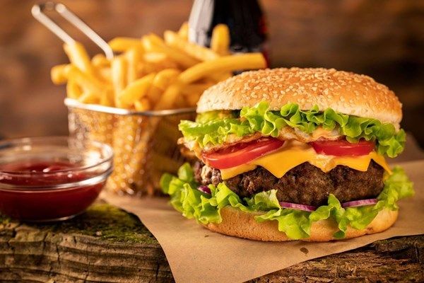 الامارات | 80% من الأمريكيين يعتبرون أن تناول الوجبات سريعة بات ترفا