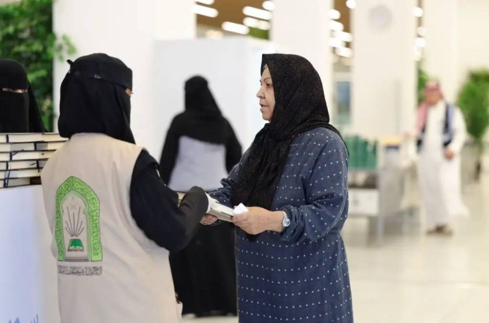 توزيع هدية خادم الحرمين على الحجاج المغادرين عبر منفذ عرعر