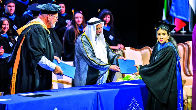 الامارات | سلطان القاسمي يشهد تخريج الدفعة الثالثة من طلبة أكاديمية الشارقة للفنون الأدائية