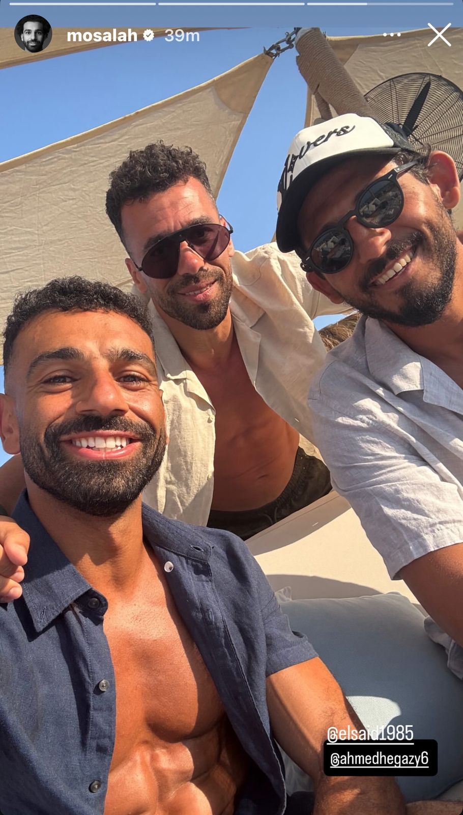 محمد صلاح يقضى الإجازة رفقة عبد الله السعيد وحجازى على الشاطئ