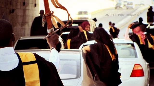 شاهد بالفيديو.. خريجة سودانية حسناء تشعل حفل تخرجها من كلية الطب بوصلة رقص على أنغام أغنية “طمبور” شهيرة