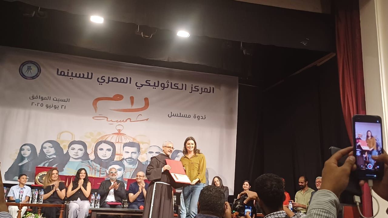 بطرس دانيال يكرم يسرا اللوزى ومحمد شاهين وصناع لام شمسية بالمركز الكاثوليكى
