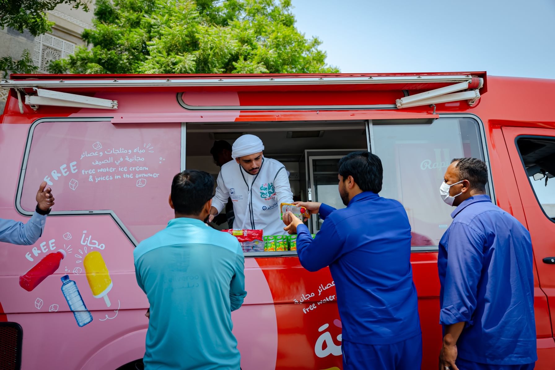الامارات | «ثلاجة الفريج» توزع مليوني عبوة مياه ومثلجات على العمال في دبي