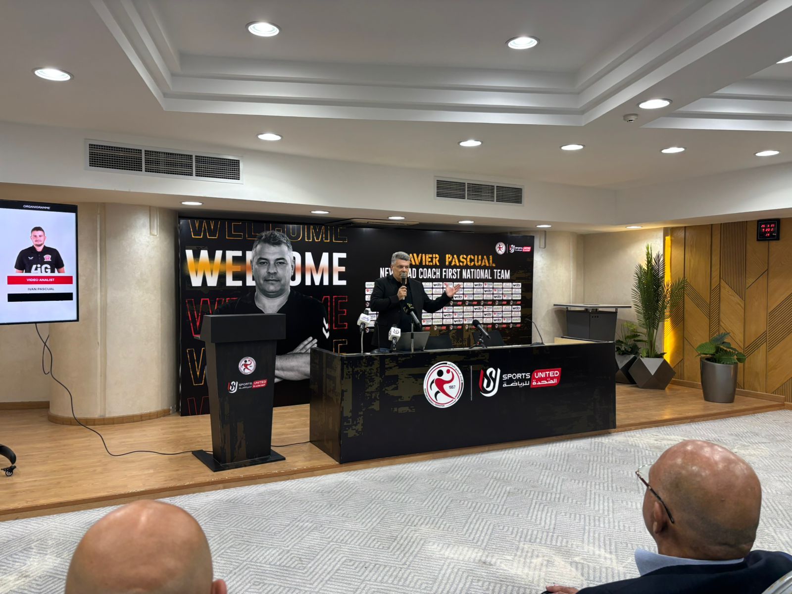 اليد يقدم باسكوال المدير الفنى الجديد للمنتخب فى حضور وزير الرياضة