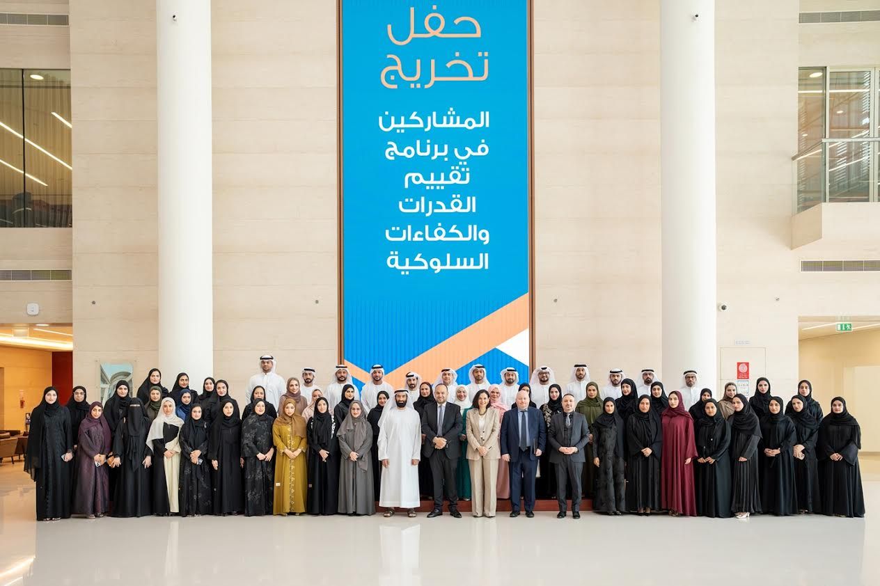الامارات | دائرة الموارد البشرية لحكومة دبي تعلن عن تخريج 100 موظف في أحدث برامجها التأهيلية