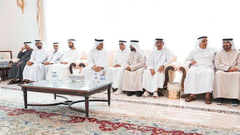 الامارات | سعود بن صقر يقدّم واجب العزاء في وفاة محمد إبراهيم عبيدالله
