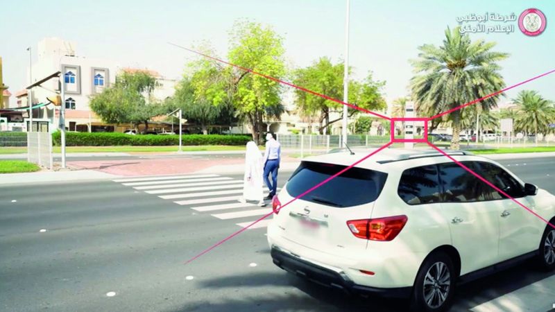 الامارات | تحرك المركبة قبل إكمال المشاة عبور الطريق مخالفة مرورية