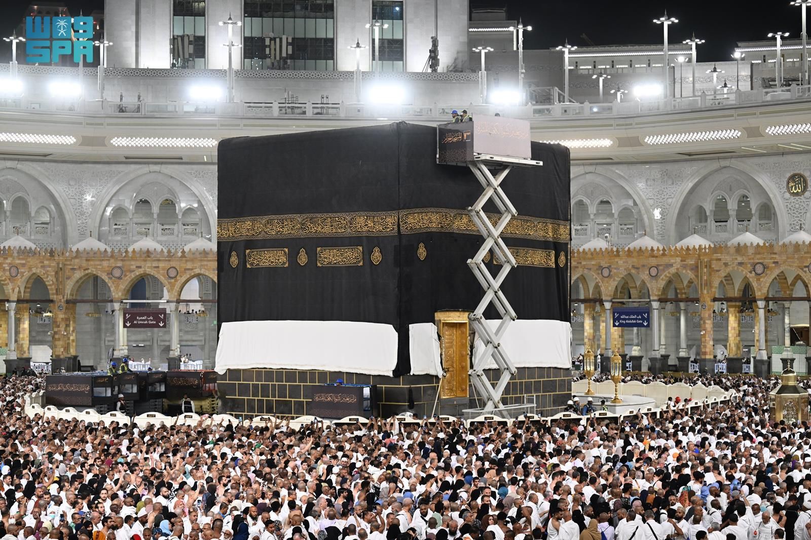 السعودية | الهيئة العامة للعناية بشؤون الحرمين تنهي استبدال كسوة الكعبة