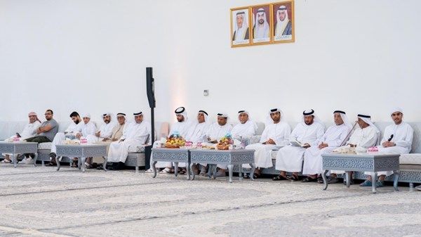 مجلس محمد بن حمد الشرقي يناقش دور الأسرة في استثمار الإجازة الصيفية