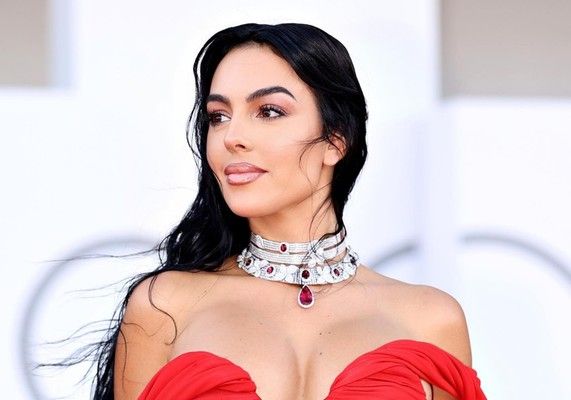 من هم النجوم اللبنانيون الذين تتابعهم جورجينا رودريغيز؟