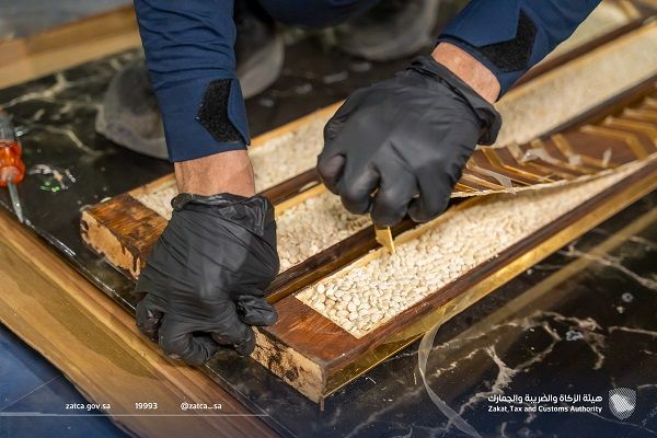 “الزكاة والضريبة والجمارك” في ميناء جدة الإسلامي تُحبط محاولة لتهريب أكثر من 732 ألف حبة من مادة الإمفيتامين المخدر