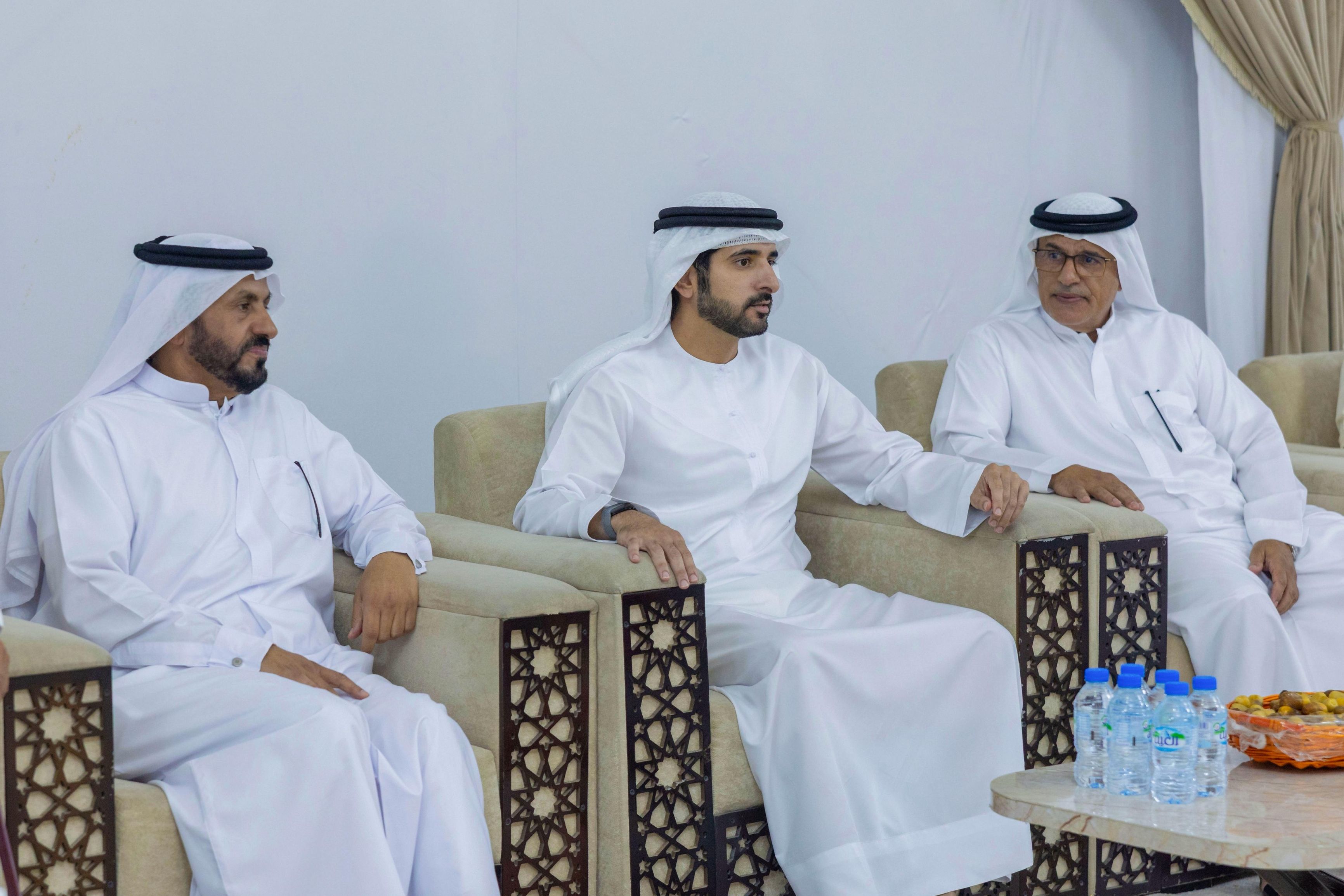 الامارات | حمدان بن محمد يقدّم واجب العزاء في وفاة محمد سهيل بن عويضان العامري