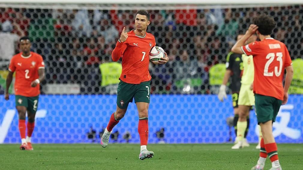 يواصل اللعب في النصر حتى 2027.. رونالدو يتحدى الزمن ويصرّ على المجد في السعودية