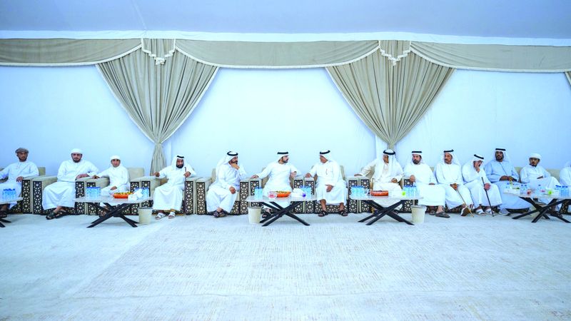 الامارات | حمدان بن محمد يُقدّم العزاء في وفاة محمد سهيل بن عويضان العامري