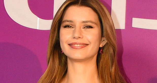بيرين سات تخطف الأنظار بإطلالة راقية.. والجمهور: “جمالها لا يشيخ”