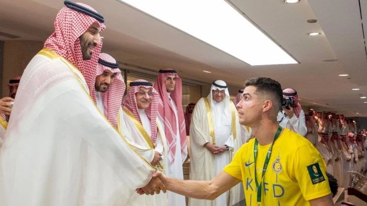 رونالدو يُجدد عقده ويُشيد بقيادة ولي العهد لثورة رياضية شاملة