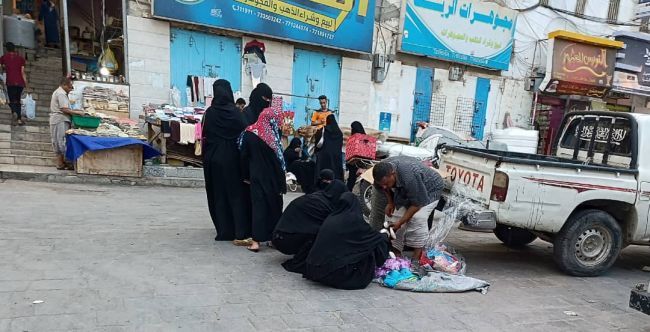 النساء البائعات على الشوارع والأرصفة.. تركن دلع النساء ونفضن بريق الكبرياء من أجل أسرهن!