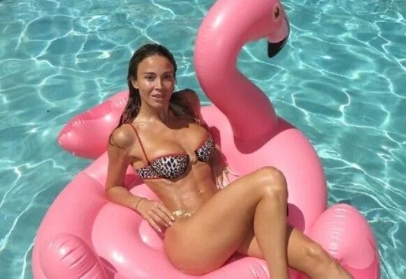 ملابس مذيعة كأس العالم للأندية المثيرة تستحوذ على إهتمام الجمهور