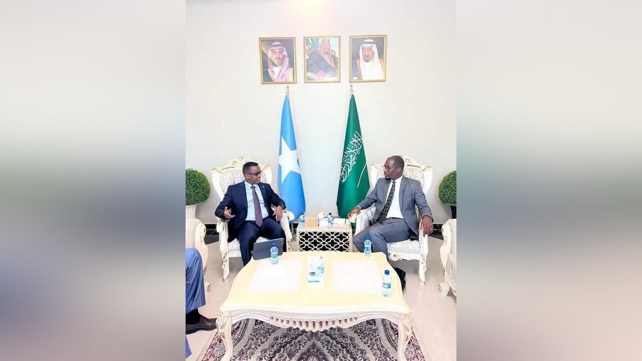 سفير المملكة لدى الصومال يلتقي وزير العمل والشؤون الاجتماعية الصومالي