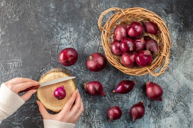 تجربتي مع ماء البصل للشعر: علاج طبيعي فعّال يعيد الكثافة والنمو لخصلاتك