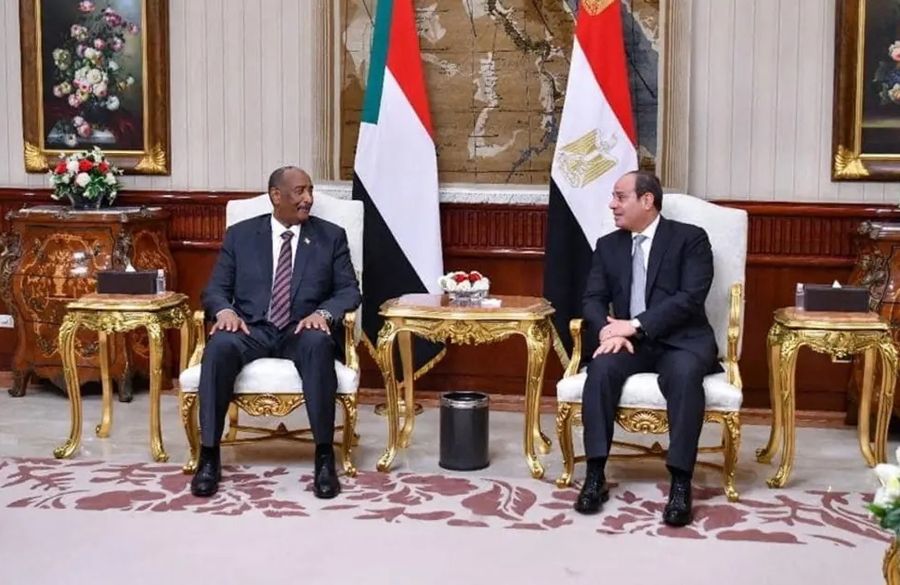 البرهان يصل مصر والسيسي يستقبله في قصر العلمين