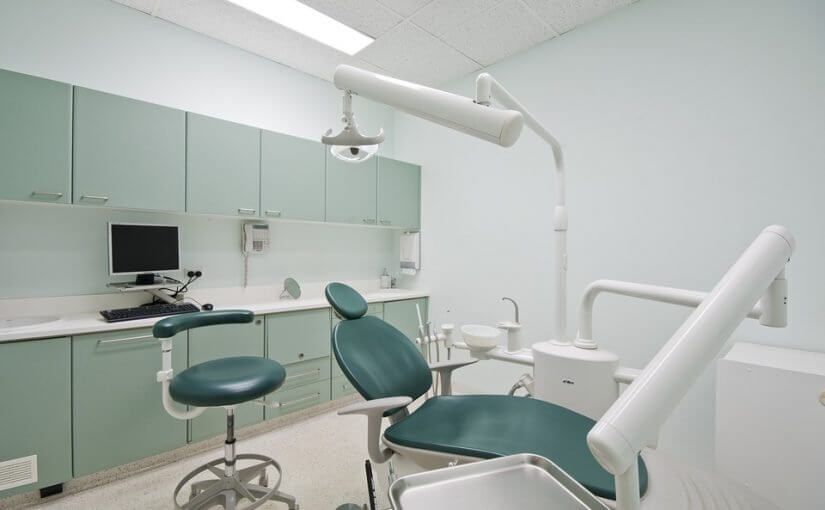 الامارات | توقيف أسرة تدير عيادة أسنان دون ترخيص أو شهادة طب